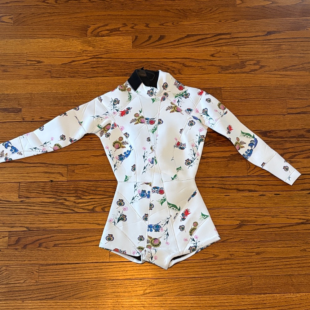 Cynthia Rowley White Floral Long-Sleeve One-Piece Swim wetsuit surf
